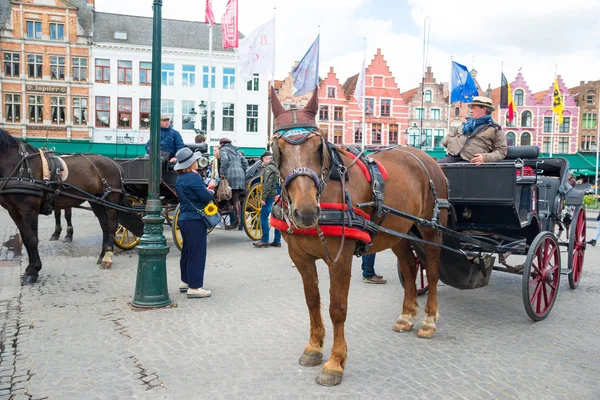 Bruges, Belçika-17 Nisan 2017: Belçika 'nın Brugge kentinde Grote Markt meydanında at arabası.