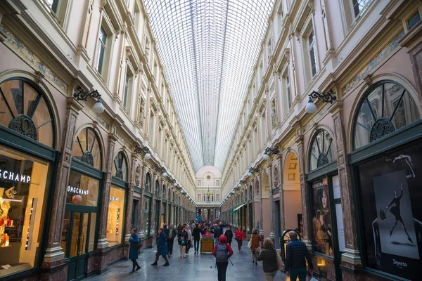 Brussels, Belçika - 22 Nisan 2017: Galeries mısınız Saint-Hubert diğer ünlü 19. yüzyıl alışveriş arcades öncesinde Brüksel'sırlı bir alışveriş merkezi olduğunu