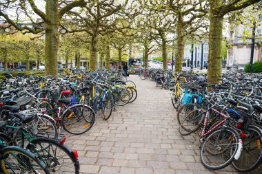 Ghent, Belçika-16 Nisan 2017: Ghent, Belçika 'daki otoparkta Bisikletler