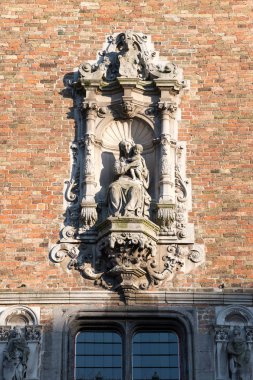Ayrıntı Belfort van Bruges Grote Markt Bruges, Belçika şehir merkezinde. Çan Kulesi hattı Ortaçağ taş crockets ve yatak süsleri.