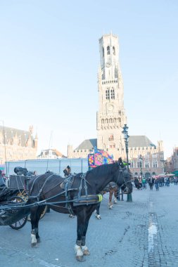 Bruges, Belçika-17 Nisan 2017: Belçika 'nın Brugge kentinde Grote Markt meydanında at arabası.