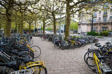 Ghent, Belçika-16 Nisan 2017: Ghent, Belçika 'daki otoparkta Bisikletler