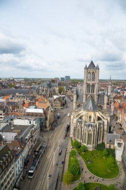 Ghent, Belçika - 16 Nisan 2017: Ghent merkezi Aziz Nicholas Kilisesi Belçika, çan kulesi ile üzerinde havadan görünümü