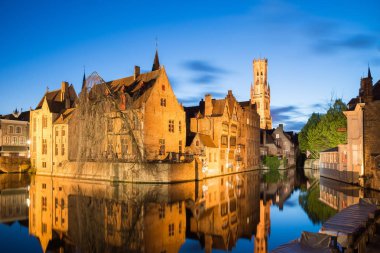 Bruges, Belçika - 17 Nisan 2017: Gece çekim tarihi Ortaçağ binaları bir kanalı Bruges, Belçika