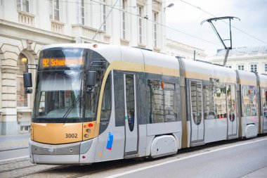 Brüksel, Belçika - 22 Nisan 2017: Brüksel tramvayı. Şehrin tramvay sisteminin 19 hattı vardır ve ilk at gücü hattı 1869 yılında başlamıştır. Brüksel, Belçika
