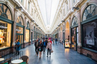 Brussels, Belçika - 22 Nisan 2017: Galeries mısınız Saint-Hubert diğer ünlü 19. yüzyıl alışveriş arcades öncesinde Brüksel'sırlı bir alışveriş merkezi olduğunu