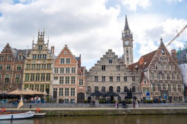 GHENT, BELGIUM - 16 Nisan 2017: Graslei Leie Nehri 'nin sağ kıyısında yer alan Gent, Belçika' nın tarihi şehir merkezinin en pitoresk yerlerinden biridir..