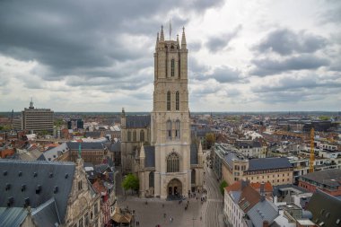 Ghent, Belçika - 16 Nisan 2017: Batı cephesinde Saint Bavo Katedrali Ghent, Belçika'daki Gotik katedral olduğunu