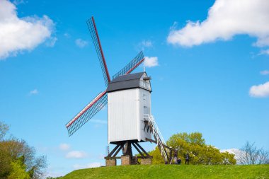 Brugge, Kuzey Avrupa, Belçika 'da yel değirmeni. Şehirde Turizm için korunmuş tarihi bina, kanallar boyunca.