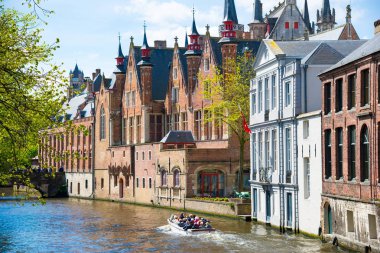 Bruges, Belçika-17 Nisan 2017: Kanal boyunca Ortaçağ evleri zevk turistler dolu tekneler, Bruges, Belçika