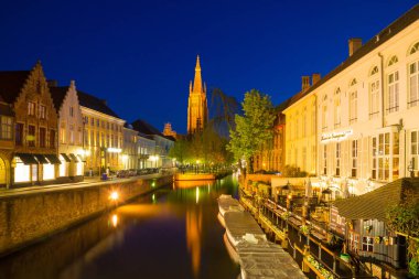 Bruges, Belçika-18 Nisan 2017: Dijver Canal ve Bruges bizim Lady Kilisesi, Belçika.