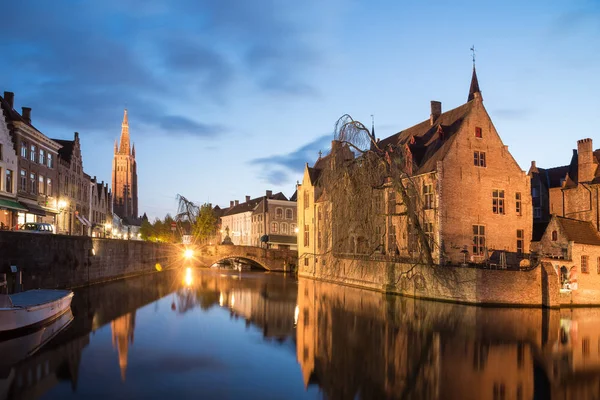 Bruges Βέλγιο Απριλίου 2017 Αποβάθρα Του Ροδαρίου Rozenhoedkaai Και Belfry — Φωτογραφία Αρχείου