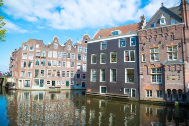 Amsterdam, Hollanda-19 Nisan 2017: su üzerinde geleneksel Hollandalı ortaçağ binaları, Amsterdam.
