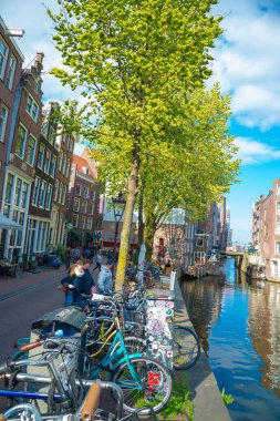 Amsterdam, Hollanda-19 Nisan 2017: Amsterdam önemli turistik-şehir merkezinde küçük kanallar.