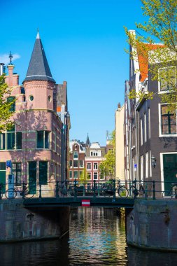 Amsterdam, Hollanda-19 Nisan 2017: Amsterdam önemli turistik-şehir merkezinde küçük kanallar.