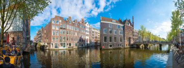 Amsterdam, Hollanda-Nisan 19, 2017: Panorama Amsterdam Canal Singel tipik Hollandalı evler ve köprüler güneşli bir gün boyunca, Hollanda, Hollanda.