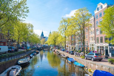 Amsterdam, Hollanda-20 Nisan 2017: Kanal, köprü, Bisiklet ve teknelerle Amsterdam 'ın panoramik şehir manzarası