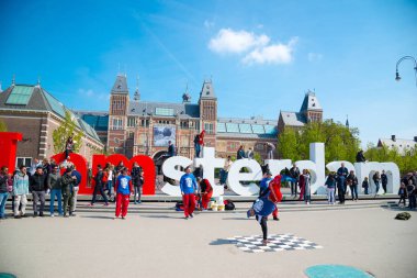 Amsterdam, Hollanda - 20 Nisan 2017: Gençlik break dans Amsterdam şehir sokaklarında. Sokak Festivali breakdance.