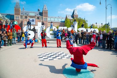 Amsterdam, Hollanda - 20 Nisan 2017: Gençlik break dans Amsterdam şehir sokaklarında. Sokak Festivali breakdance.