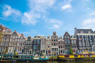 Amsterdam, Hollanda-20 Nisan 2017: geleneksel Hollandalı ortaçağ binaları, Amsterdam 'da güzel mimari