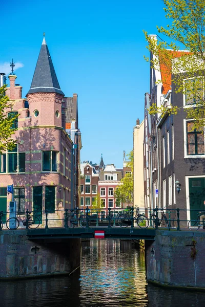 Amsterdam, Hollanda-19 Nisan 2017: Amsterdam önemli turistik-şehir merkezinde küçük kanallar.