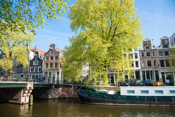 Amsterdam, Hollanda-20 Nisan 2017: Kanal, köprüler, Bisikletler ve turistler ile Amsterdam 'ın panoramik şehir manzarası