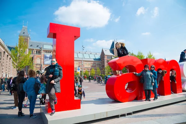 Amsterdam, Hollanda - 20 Nisan 2017: I Amsterdam ön Rijksmuseum fotoğraf çekmek isteyen turistler için bir cazibe işaretidir