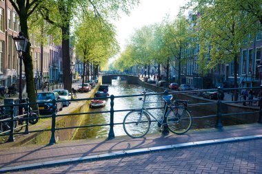 Amsterdam, Hollanda-19 Nisan 2017: Bridge ve evler ile Amsterdam kanallarının güzel görünümü. Amsterdam, Hollanda