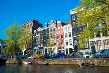 Amsterdam, Hollanda-20 Nisan 2017: su üzerinde tipik eski evler. Amsterdam, Hollanda