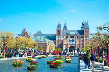 Amsterdam, Hollanda-20 Nisan 2017: IAMSTERDAM kelime ile Rijksmuseum Amsterdam müze alanı Nisan 2017 yılında Amsterdam, Hollanda gösterilir.