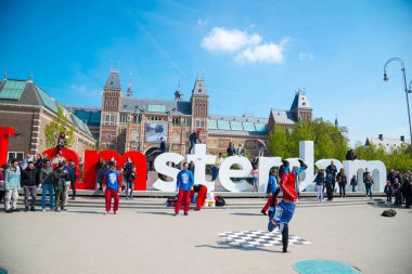 Amsterdam, Hollanda - 20 Nisan 2017: Gençlik break dans Amsterdam şehir sokaklarında. Sokak Festivali breakdance.