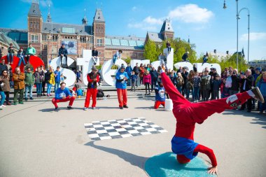 Amsterdam, Hollanda - 20 Nisan 2017: Gençlik break dans Amsterdam şehir sokaklarında. Sokak Festivali breakdance.