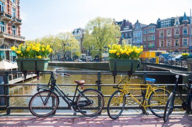 Amsterdam, Hollanda - 20 Nisan 2017: Amsterdam kanalları Köprüsü ve motosiklet ile güzel manzarasına. Amsterdam, Hollanda