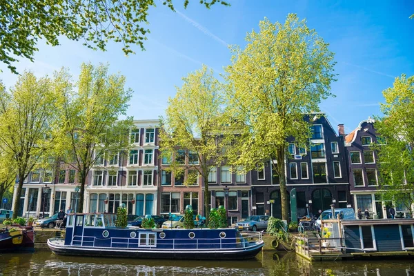 アムステルダム オランダ 2017 アムステルダムのロマンチックな運河 川沿いのハウスボートと家 オランダ オランダ — ストック写真