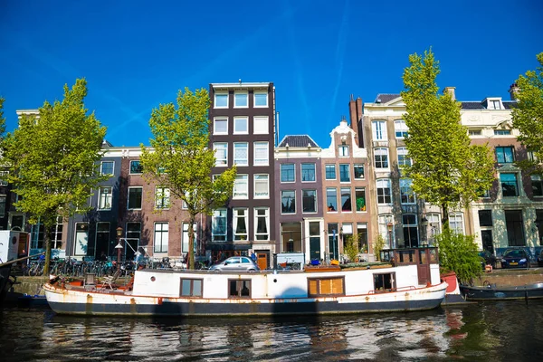 アムステルダム オランダ 2017 アムステルダムのロマンチックな運河 川沿いのハウスボートと家 オランダ オランダ — ストック写真
