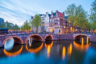 Keizersgracht - Amsterdam, Hollanda alacakaranlıkta kanalda İmparator 'un üzerinde köprü. HDR görüntü.