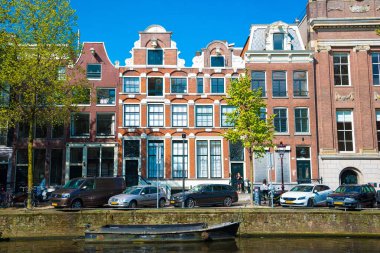Amsterdam, Hollanda - 20 Nisan 2017: Amsterdam kanal ve güzel geleneksel eski binalar, Hollanda
