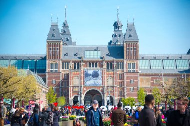 Amsterdam, Hollanda - 20 Nisan 2017: Rijksmuseum - ulusal devlet Müzesi. Ve şehir simgesi ben Amsterdam sloganı Museumplein üzerinde.