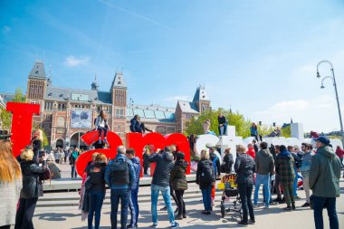 Amsterdam, Hollanda - 20 Nisan 2017: I Amsterdam ön Rijksmuseum fotoğraf çekmek isteyen turistler için bir cazibe işaretidir