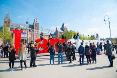 Amsterdam, Hollanda - 20 Nisan 2017: Rijksmuseum - ulusal devlet Müzesi. Ve şehir simgesi ben Amsterdam sloganı Museumplein üzerinde.