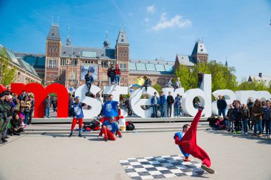 Amsterdam, Hollanda - 20 Nisan 2017: Gençlik break dans Amsterdam şehir sokaklarında. Sokak Festivali breakdance.