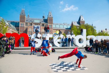 Amsterdam, Hollanda - 20 Nisan 2017: Gençlik break dans Amsterdam şehir sokaklarında. Sokak Festivali breakdance.