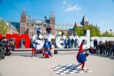 Amsterdam, Hollanda - 20 Nisan 2017: Gençlik break dans Amsterdam şehir sokaklarında. Sokak Festivali breakdance.