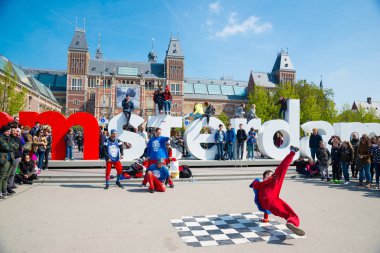 Amsterdam, Hollanda - 20 Nisan 2017: Gençlik break dans Amsterdam şehir sokaklarında. Sokak Festivali breakdance.