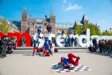 Amsterdam, Hollanda - 20 Nisan 2017: Gençlik break dans Amsterdam şehir sokaklarında. Sokak Festivali breakdance.