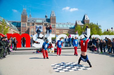 Amsterdam, Hollanda - 20 Nisan 2017: Gençlik break dans Amsterdam şehir sokaklarında. Sokak Festivali breakdance.