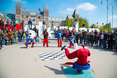 Amsterdam, Hollanda - 20 Nisan 2017: Gençlik break dans Amsterdam şehir sokaklarında. Sokak Festivali breakdance.