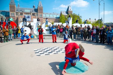 Amsterdam, Hollanda - 20 Nisan 2017: Gençlik break dans Amsterdam şehir sokaklarında. Sokak Festivali breakdance.