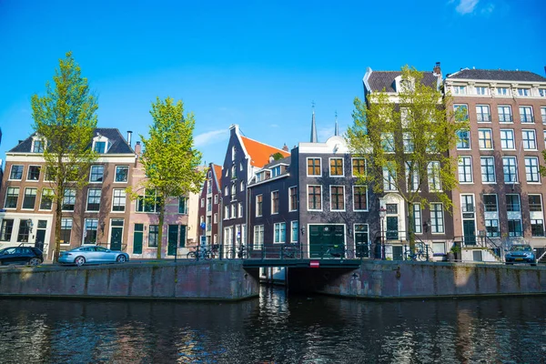 アムステルダム オランダ 2017年4月19日 夏の澄んだ空を持つアムステルダムの運河と典型的な家 — ストック写真