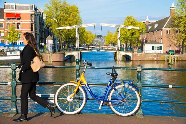 Amsterdam Nederland April 2017 Fietsen Brug Amsterdam Nederland — Stockfoto